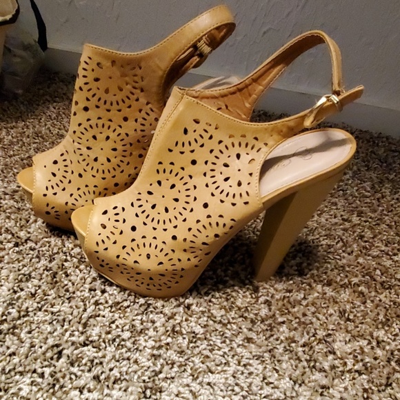Heels - Picture 2 of 2